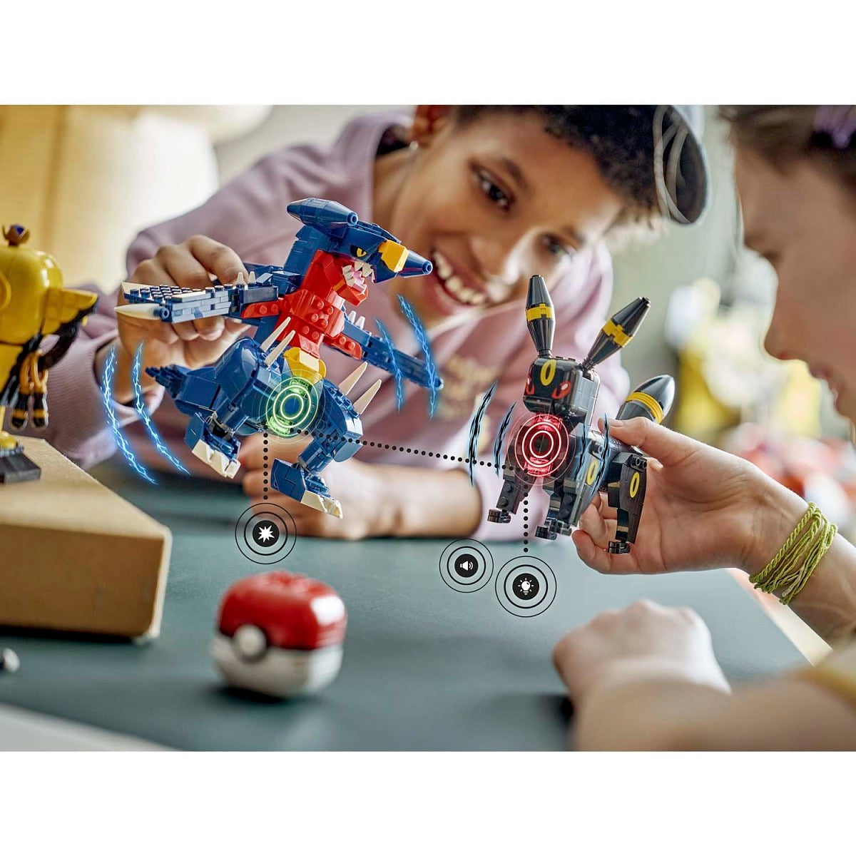 LEGO® Pokémon™ SMART Play™: Umbreon Vs. Garchomp Championship Battle