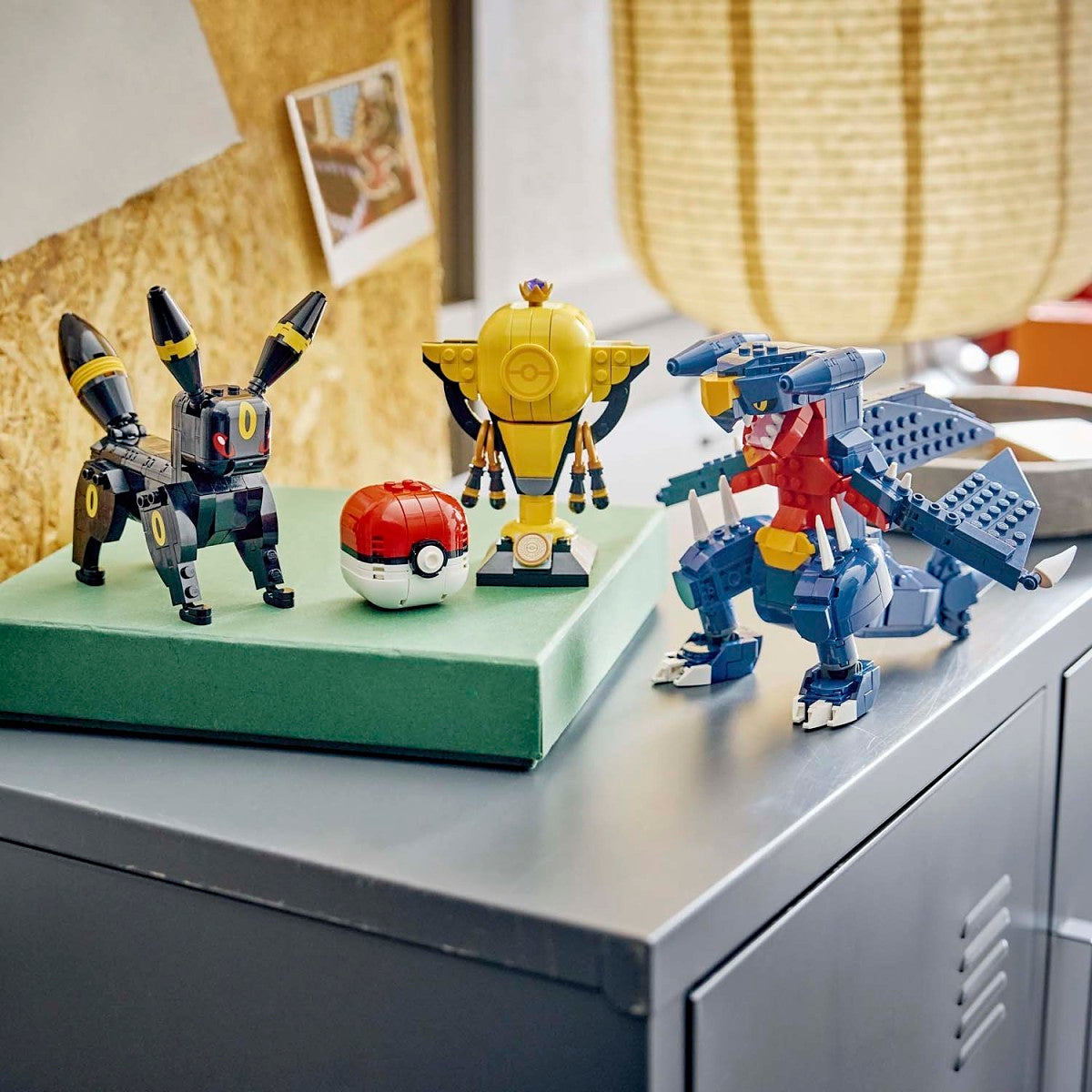 LEGO® Pokémon™ SMART Play™: Umbreon Vs. Garchomp Championship Battle