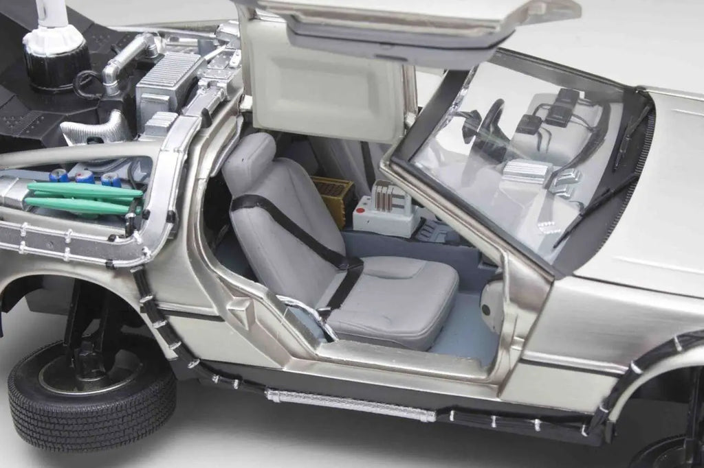 BACK TO THE FUTURE 2 DE LOREAN DIE-CAST 1:18 SCALE MODEL SUNSTAR