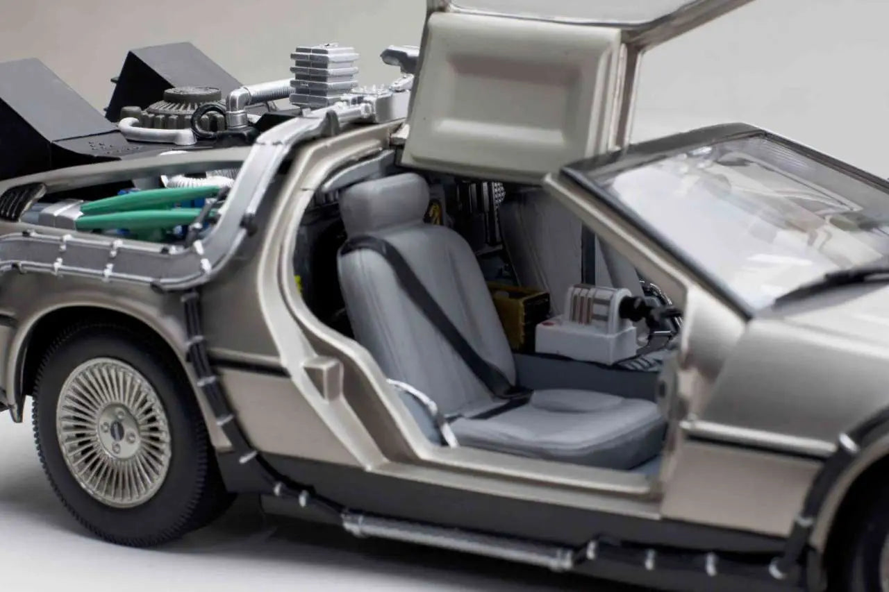 BACK TO THE FUTURE DE LOREAN DIE-CAST 1:18 SCALE MODEL SUNSTAR