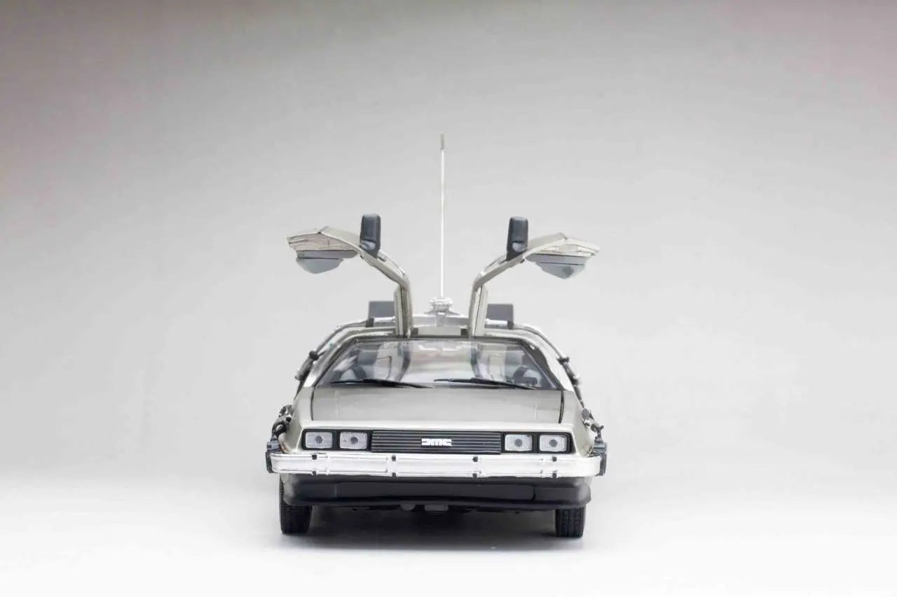 BACK TO THE FUTURE DE LOREAN DIE-CAST 1:18 SCALE MODEL SUNSTAR