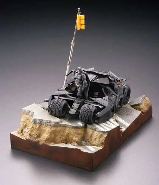 THE DARK KNIGHT TRILOGY LEGACY BATMOBILE TUMBLER IN GOTHAM CITY DIORAMA KAIYODO