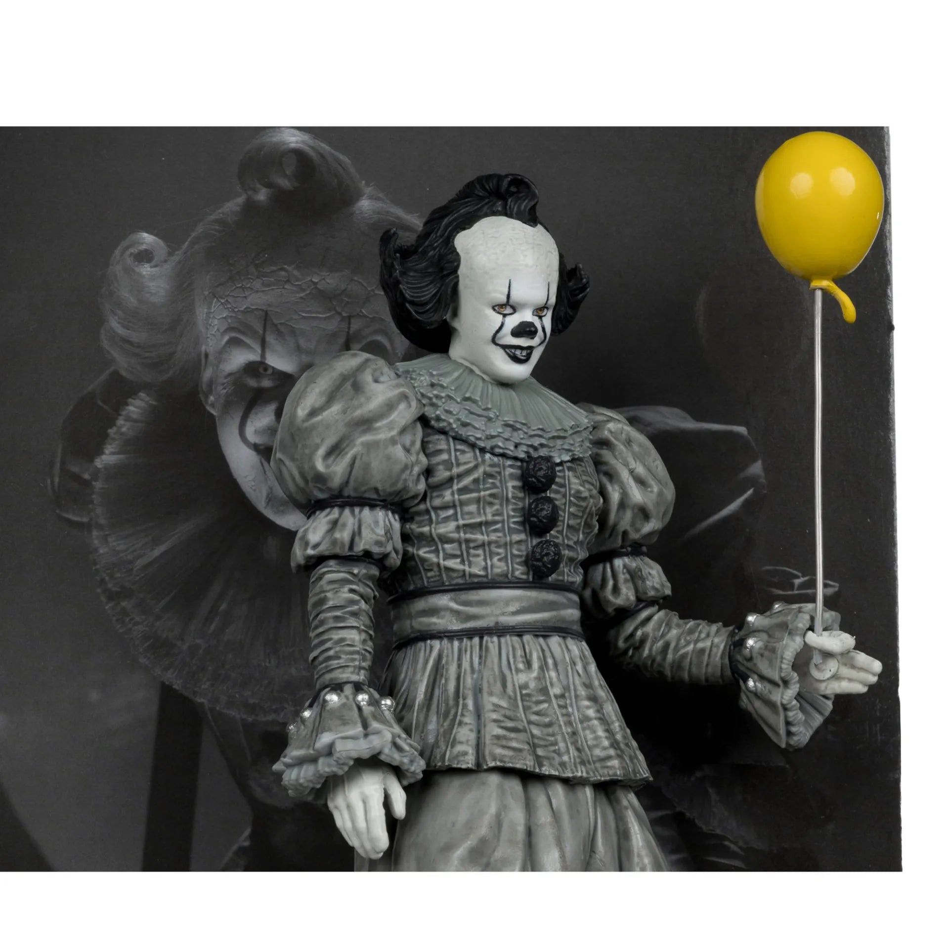 MOVIE MANIACS 6INCH POSED WELCOME TO DERRY WV2 PENNYWISE BLACK&WHITE McFARLANE TOYS 25