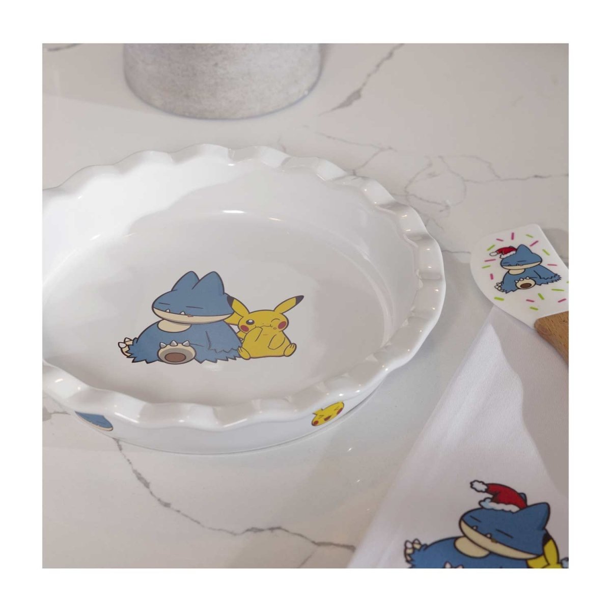 Pikachu & Munchlax Pokémon Holiday Pie Dish