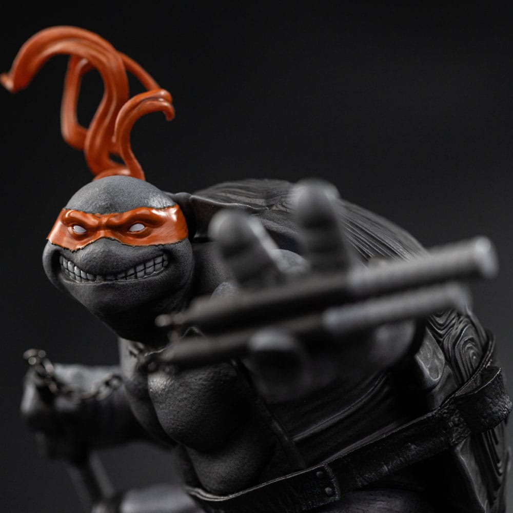 Teenage Mutant Ninja Turtles Art Scale Statue Michelangelo Black and White Variant heo exclusive Iron Studios