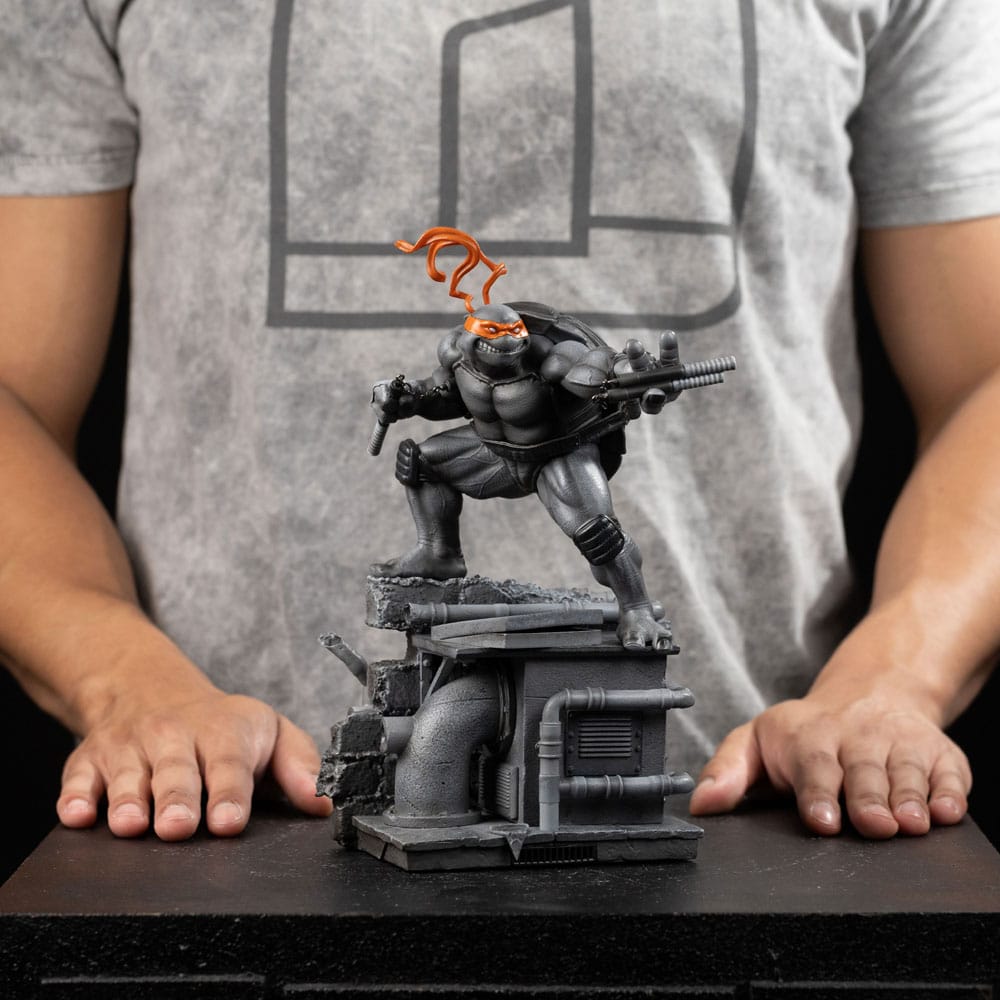 Teenage Mutant Ninja Turtles Art Scale Statue Michelangelo Black and White Variant heo exclusive Iron Studios