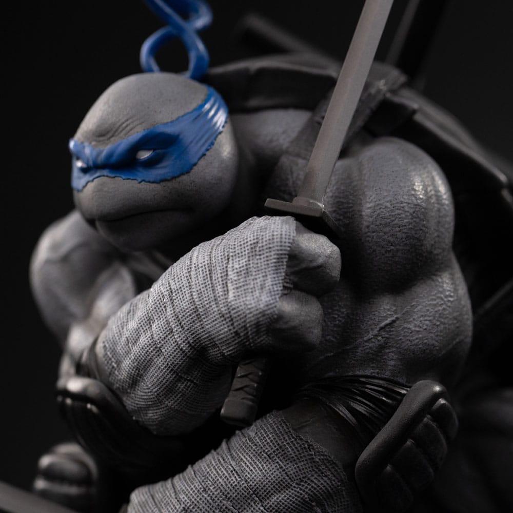 Teenage Mutant Ninja Turtles Art Scale Statue Leonardo Black and White Variant heo exclusive Iron Studios