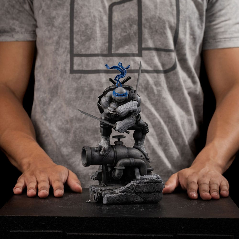 Teenage Mutant Ninja Turtles Art Scale Statue Leonardo Black and White Variant heo exclusive Iron Studios