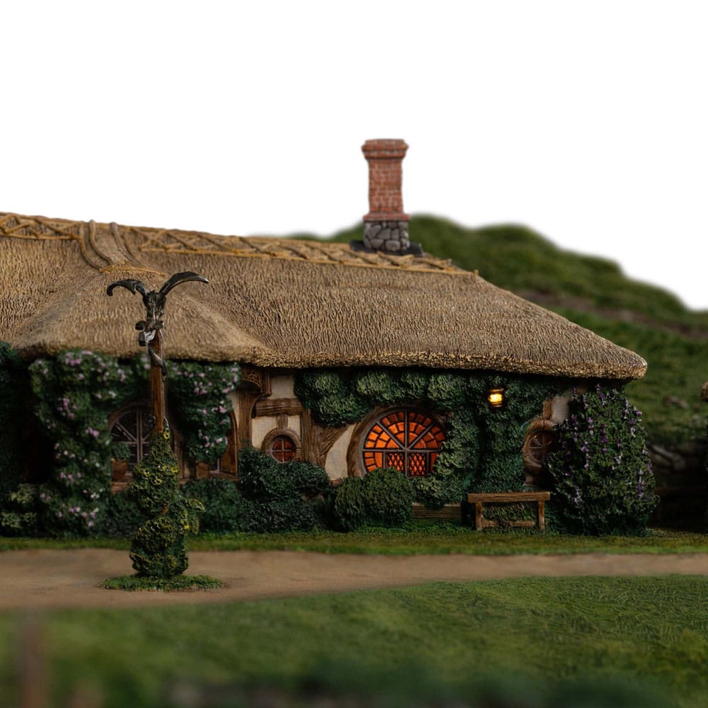 Lord of the Rings Statue The Green Dragon Inn Weta Workshop
