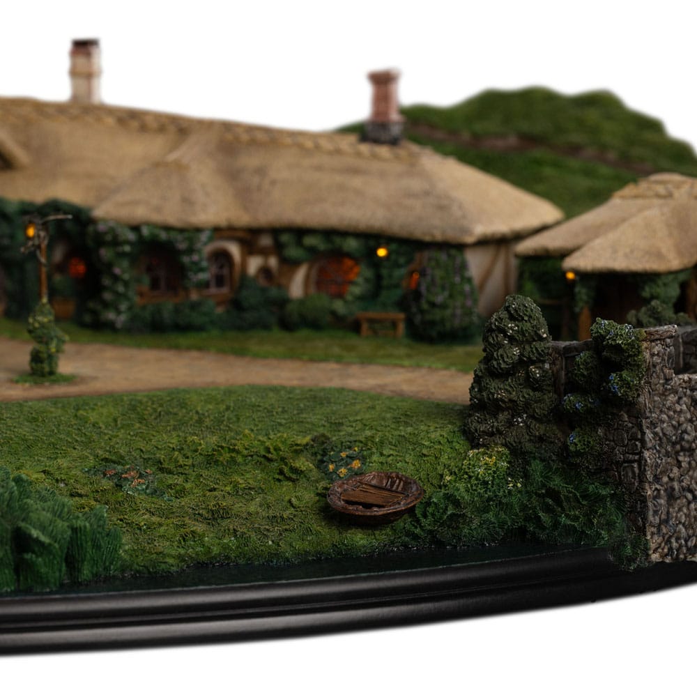 Lord of the Rings Statue The Green Dragon Inn Weta Workshop