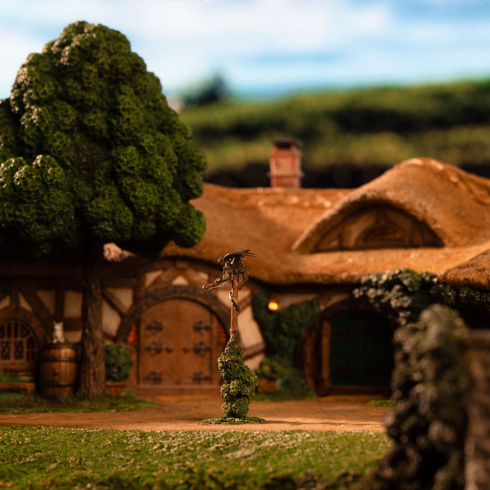 Lord of the Rings Statue The Green Dragon Inn Weta Workshop