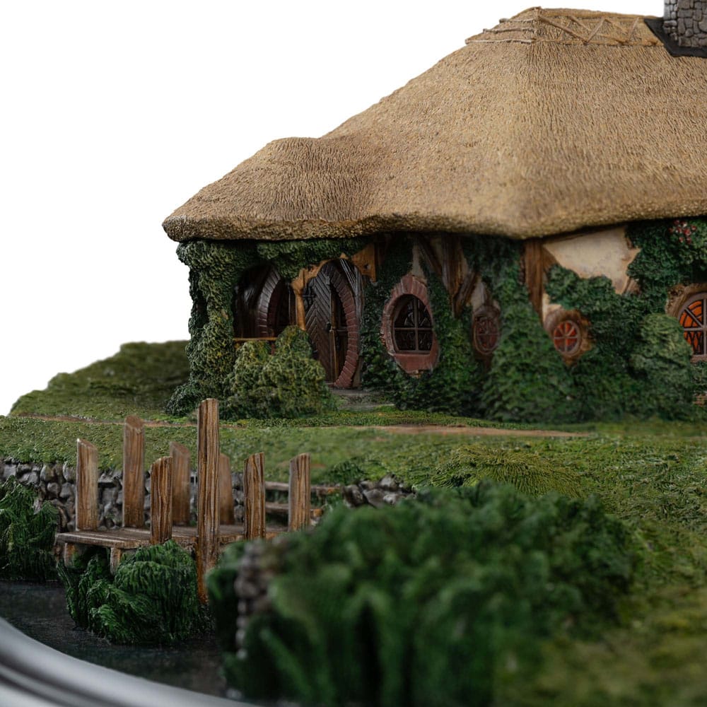 Lord of the Rings Statue The Green Dragon Inn Weta Workshop