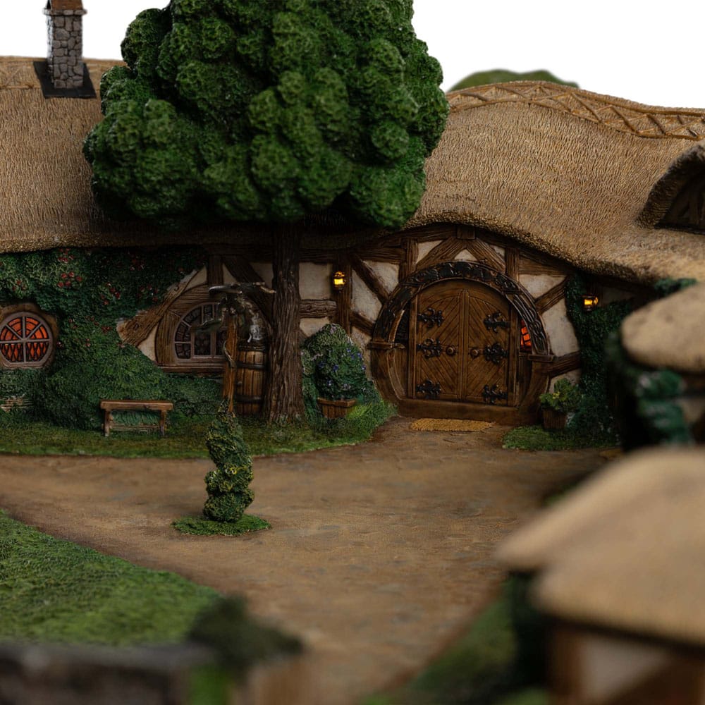 Lord of the Rings Statue The Green Dragon Inn Weta Workshop