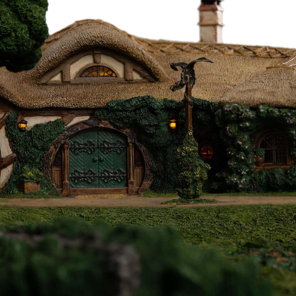Lord of the Rings Statue The Green Dragon Inn Weta Workshop